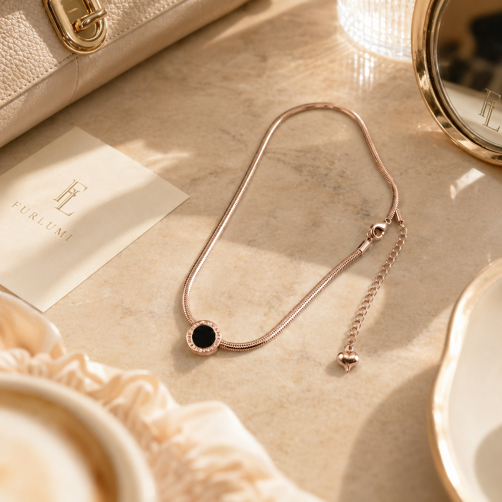 The Pearl Dot Chain detail 01 image.