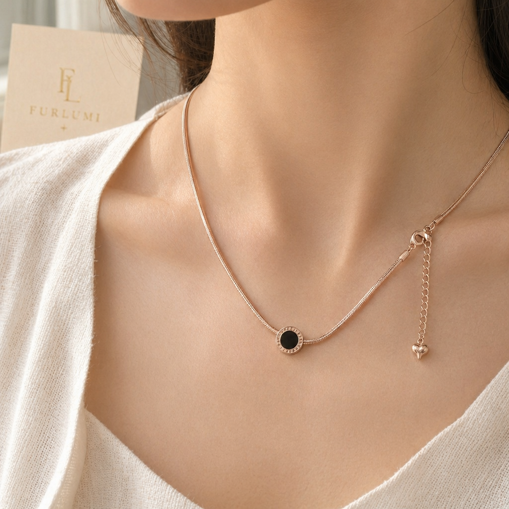 The Pearl Dot Chain detail 02 image.