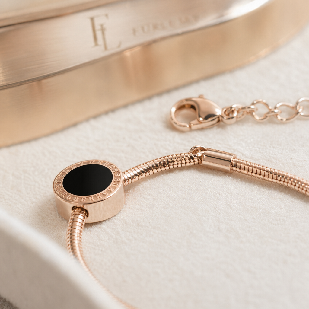 The Pearl Dot Chain detail 03 image.