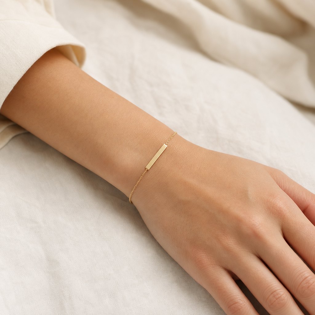 The Thin Bar wearing close image.